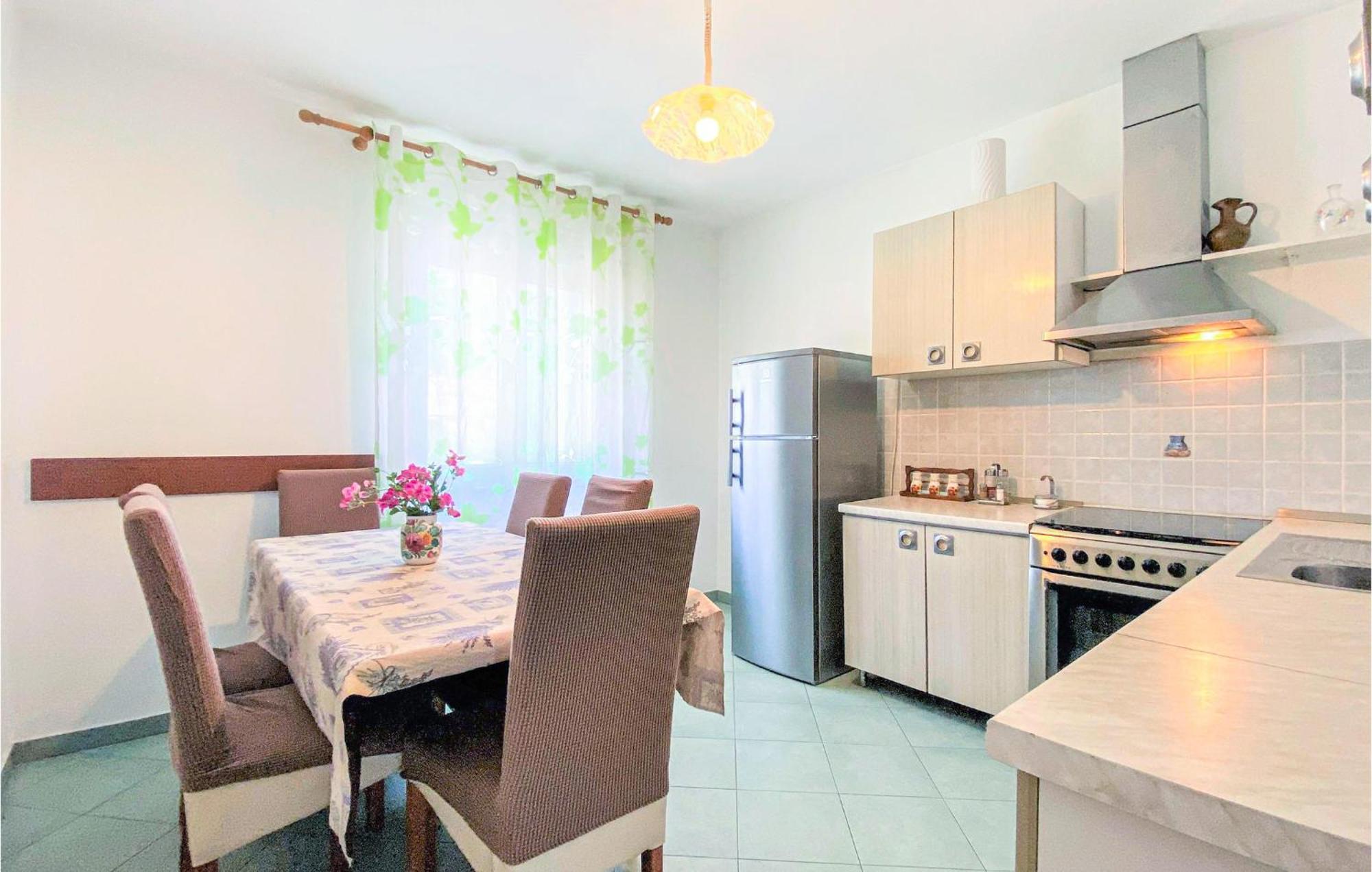 1 Bedroom Nice Apartment In Kastel Sucurac Каштела Екстер'єр фото